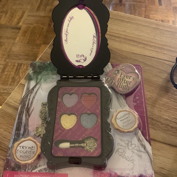 Ever After High Rebel Color Compact with Swivel Mirror - Picture 4 of 4